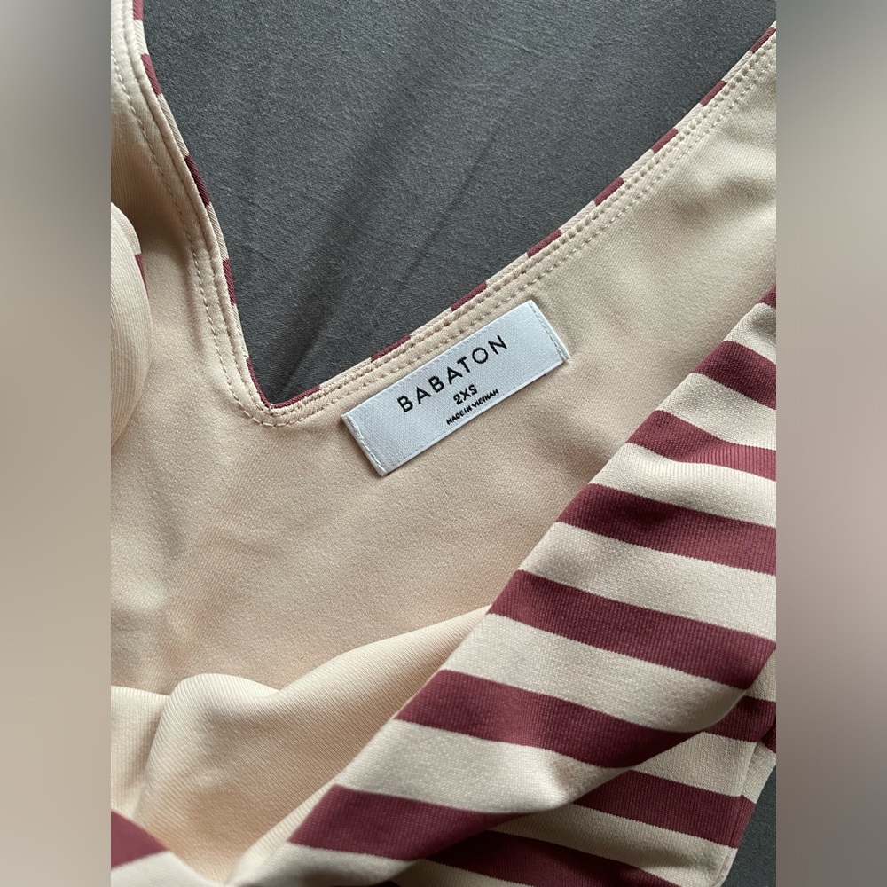 Babaton contour v-neck - Picture 2 of 4